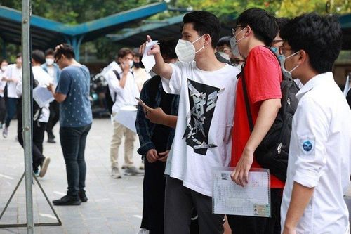 Điểm chuẩn công lập tăng vọt, phụ huynh như 'ngồi trên đống lửa'