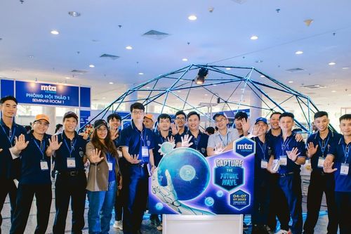 Cánh tay robot sử dụng công nghệ AI được trình diễn tại MTA Vietnam 2023
