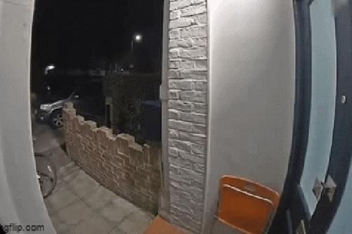 Đang đi trên đường, cô gái bị gã đàn ông lạ đuổi theo tấn công, clip hiện trường gây sốc