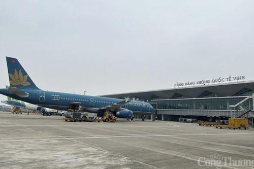 Sân bay Vinh khai thác trở lại sau sự cố bong tróc đường băng