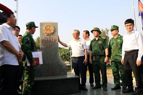 Phân giới cắm mốc để 'an cư'