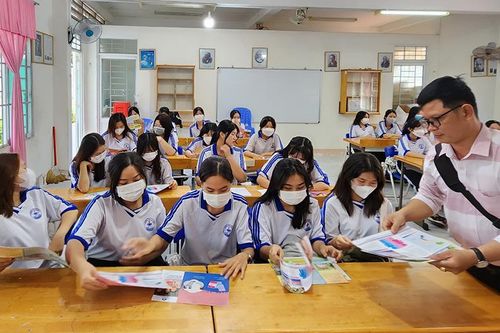 Tuyên truyền sức khỏe sinh sản cho học sinh nữ Trường THCS và THPT Phú Tân