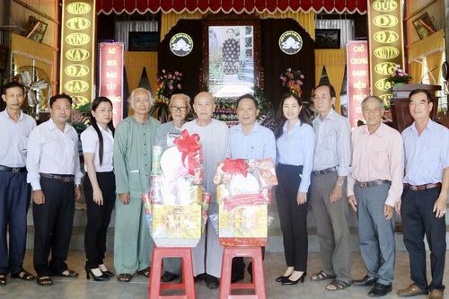 Lãnh đạo huyện Châu Thành thăm, tặng quà các Ban Trị sự Phật giáo Hòa Hảo