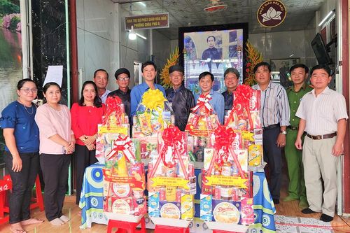 Thành ủy, HĐND, UBND, UBMTTQVN TP. Châu Đốc thăm, chúc mừng Ngày khai sáng Phật giáo Hòa Hảo