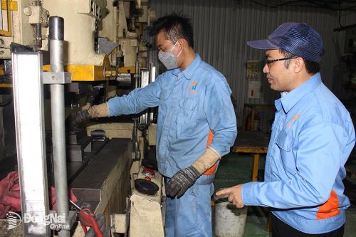 Sản xuất công nghiệp tiếp tục đối mặt với suy giảm thị trường