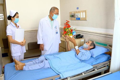 Ăn canh rau, cụ ông nuốt phải cây kim
