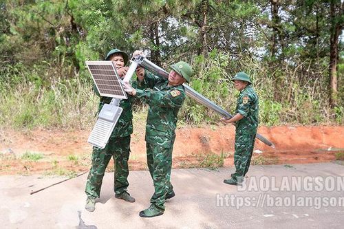 Chung tay xây dựng công trình 'Thắp sáng đường tuần tra biên giới'