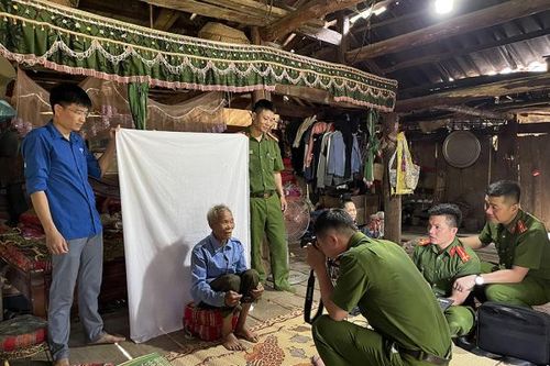 Băng rừng, vượt núi 'về đích' trước thời hạn trong chuyển đổi số
