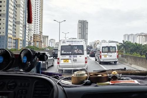 Coi thường luật, vẫn cảnh ô tô lấn chiếm làn khẩn cấp