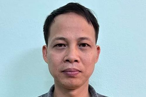 Cần tiền trả nợ, một chuyên viên cao cấp của ngân hàng lừa đảo