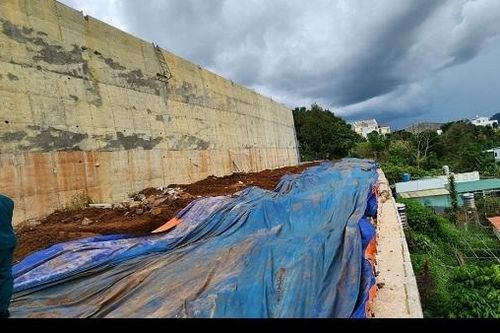 Bờ taluy cao 18m không phép đe dọa an toàn ở TP Bảo Lộc