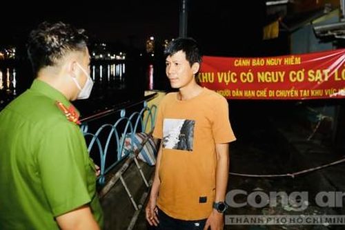 Trắng đêm cùng Công an tuần tra, ứng trực tại khu vực nguy cơ sạt lở ở Thanh Đa