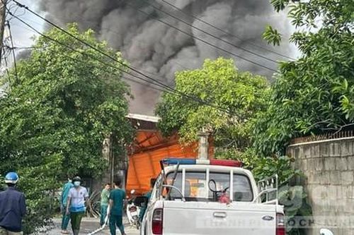 Cháy lớn tại công ty gỗ nội thất, nhà xưởng đổ sập, nhiều tài sản bị thiêu rụi