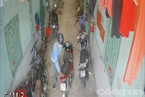 Dãy trọ đóng cửa ngủ trưa, kẻ gian 'thoải mái' lựa xe máy để trộm