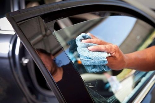 Cách làm sạch kính chắn gió ô tô đơn giản mà hiệu quả bất ngờ