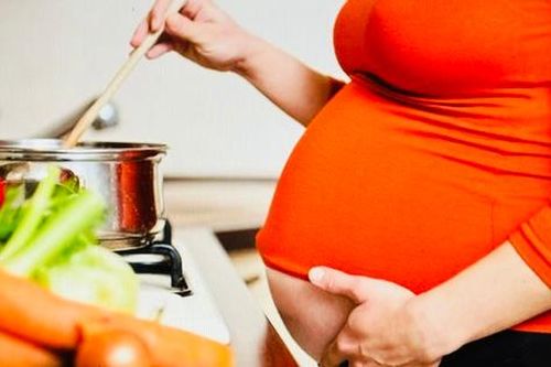 Cách xử trí ban đầu tại nhà cho mẹ bầu bị ngộ độc thực phẩm