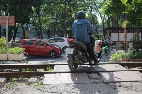 Hiểm họa chết người từ những lối đi tự mở cắt ngang đường sắt