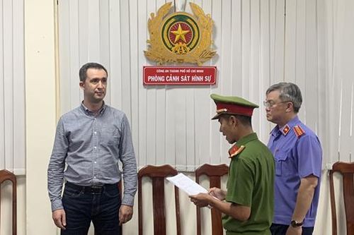 Những 'ông trùm Tây' điều hành 'tín dụng đen'