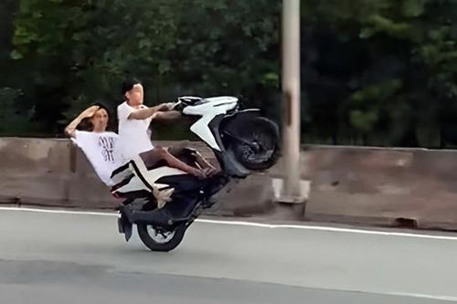 Đồng Nai: Lập hồ sơ xử lý nhóm thanh niên chạy xe máy 'bốc đầu' giữa quốc lộ
