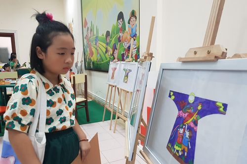 Học sinh quảng bá di sản Huế trên tranh vẽ áo dài