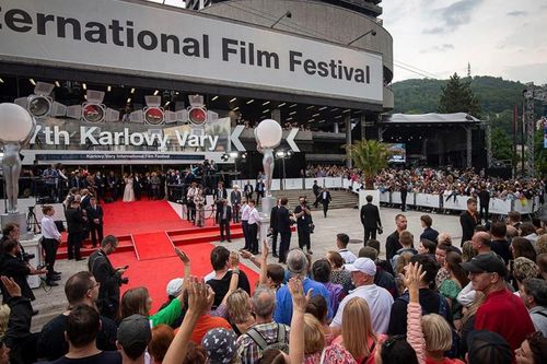 LHP Karlovy Vary: Cuộc đua Quả cầu Pha lê đầy kịch tính