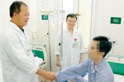 8 giờ cân não đưa thanh niên bị vỡ tim thoát khỏi cửa tử
