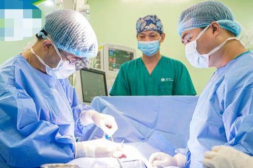 Ghép thận tự thân cho bé trai một tuổi suy tim nặng