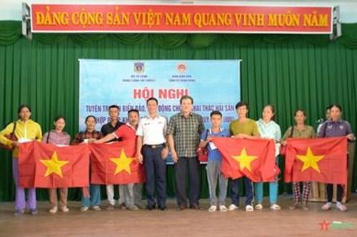 Vùng Cảnh sát biển 2 đồng hành với ngư dân xã đảo Nhơn Châu (TP Quy Nhơn, tỉnh Bình Định)