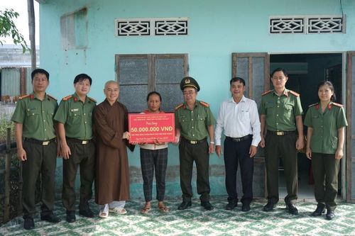 Hỗ trợ xây dựng nhà tình thương cho gia đình có hoàn cảnh khó khăn