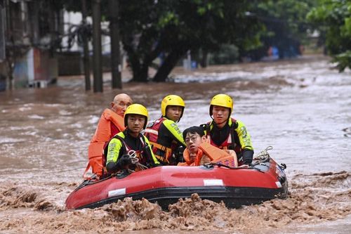 Lũ lụt hoành hành tại Trùng Khánh (Trung Quốc), ít nhất 15 người thiệt mạng