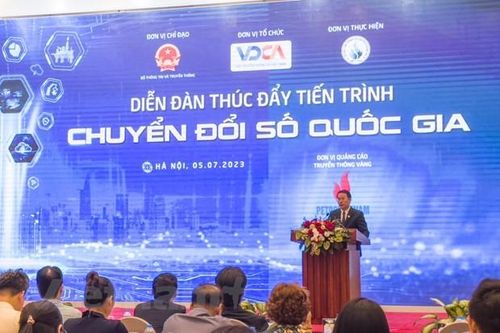 Chuyển đổi số: Công nghệ là phương tiện, con người là trung tâm