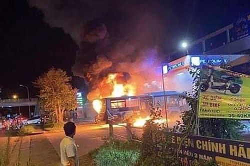 Hà Nội: Xe buýt bốc cháy ngùn ngụt tại trạm xăng trong đêm