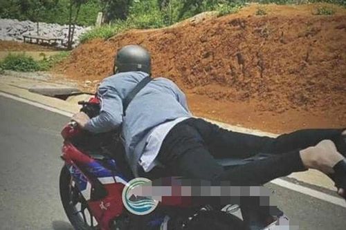 Sơn La: Nằm trên yên chạy xe máy, thanh niên bị phạt 8,5 triệu