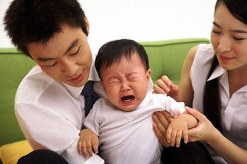 'Trị' trẻ ăn vạ nơi công cộng