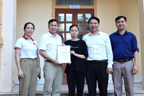Nữ sinh Nghệ An mồ côi được trường đại học hỗ trợ toàn phần