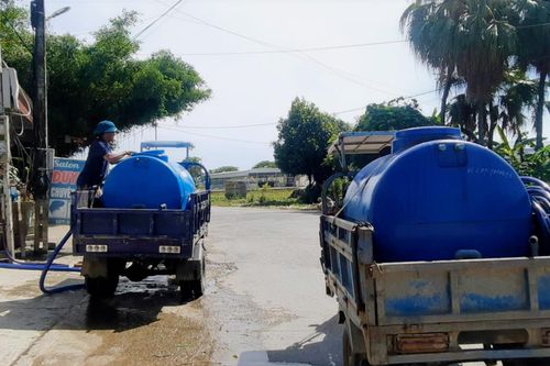 Dân nghèo 'còng lưng' bỏ tiền mua nước sinh hoạt