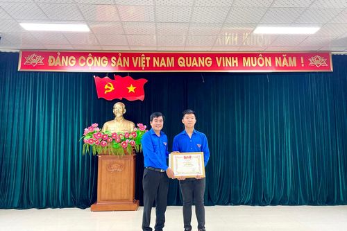 Tặng bằng khen nam sinh mang cầu truyền hình Olympia về xứ Thanh