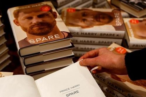 Hồi ký của Hoàng tử Harry là cuốn sách phi hư cấu bán chạy nhất nửa đầu năm 2023