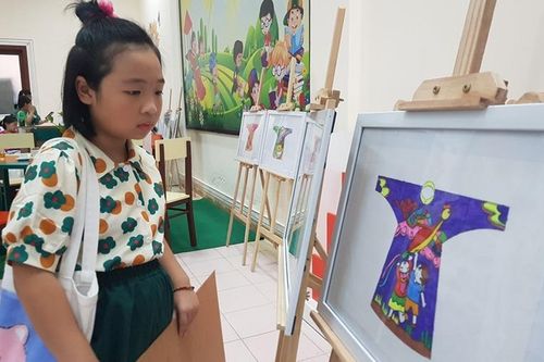Học sinh Huế đưa hình ảnh di sản lên tà áo dài
