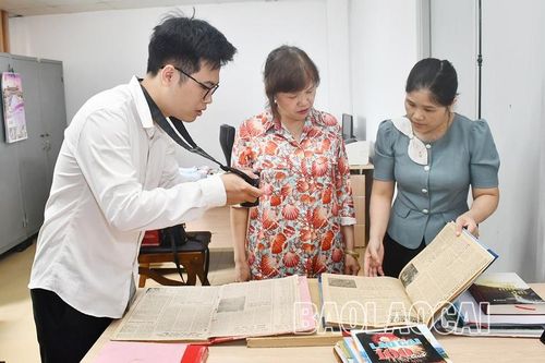 Lào Cai trao tặng sách, kỷ yếu, ấn phẩm tư liệu báo chí cho Bảo tàng Báo chí Việt Nam