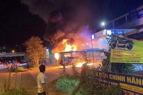 Xe buýt cháy trơ khung ở cây xăng