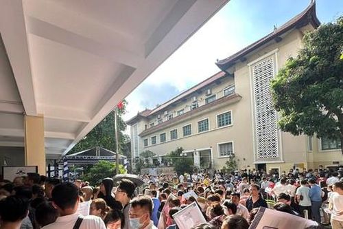 Phụ huynh Hà Nội ngủ qua đêm ở cổng trường, cuống cuồng giành suất cho con vào lớp 10