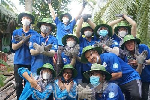 'Bóng hồng' tình nguyện làm đường giao thông nông thôn