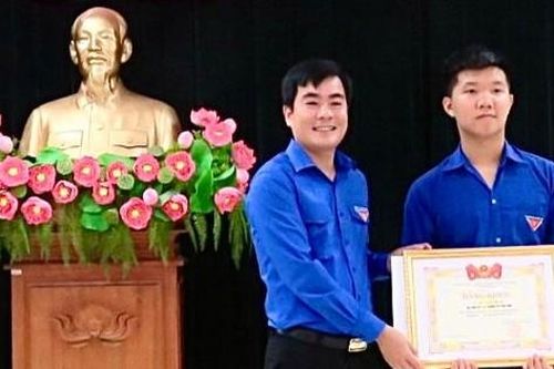 Trao Bằng khen nam sinh mang cầu truyền hình trực tiếp Olympia về Thanh Hóa
