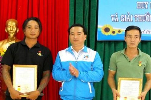 Trao huy hiệu Tuổi trẻ dũng cảm cho hai đoàn viên cứu hai em nhỏ đuối nước