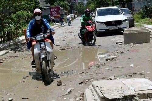 Cận cảnh 'con đường đau khổ' giữa lòng Hà Nội
