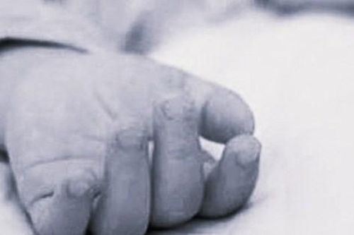 Bé trai sinh năm 2022 tử vong, khởi tố người giữ trẻ