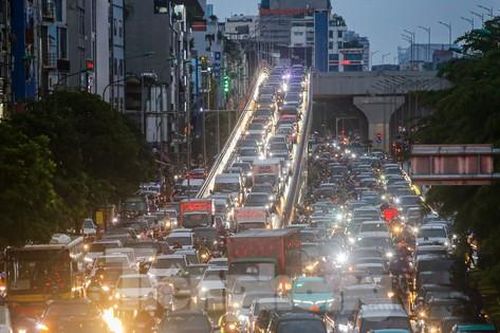 Người Hà Nội chật vật tìm lối thoát trong mưa dông giăng kín trời