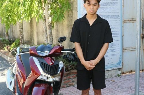 Khởi tố quái xế tông công an nhập viện
