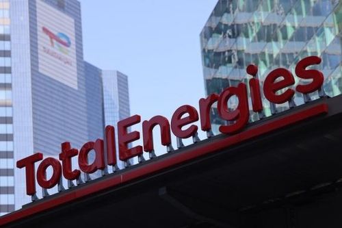 Shell và TotalEnergies bị cáo buộc vẫn mua bán khí đốt của Nga